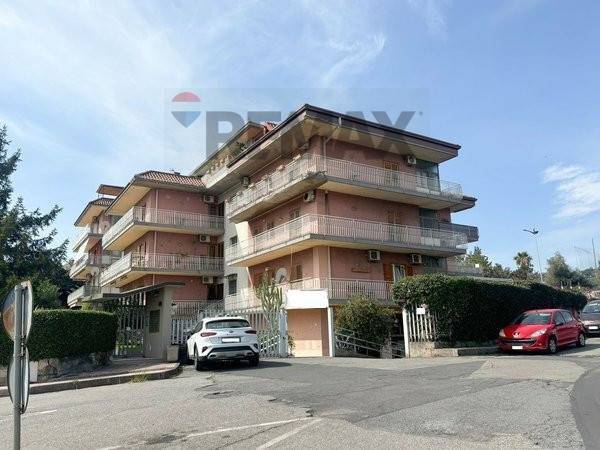 negozio in vendita ad Aci Catena in zona San Nicolò