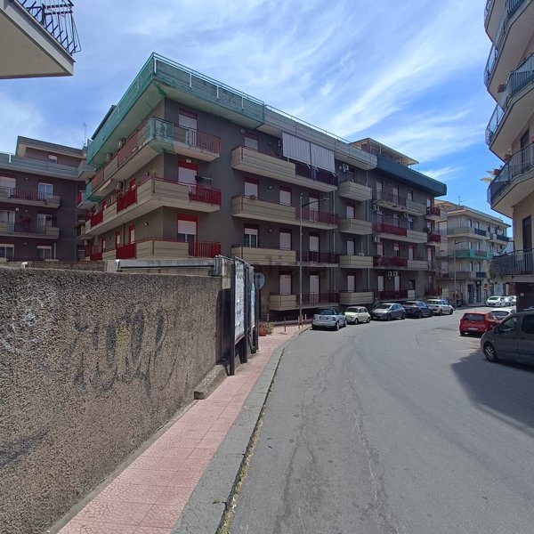appartamento in vendita ad Aci Catena in zona Aci San Filippo