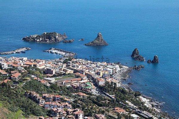 appartamento in vendita ad Aci Catena in zona Vampolieri