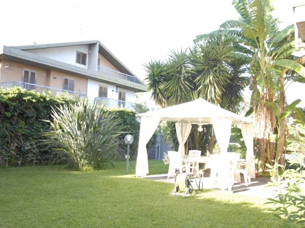 casa indipendente in vendita ad Aci Catena in zona San Nicolò