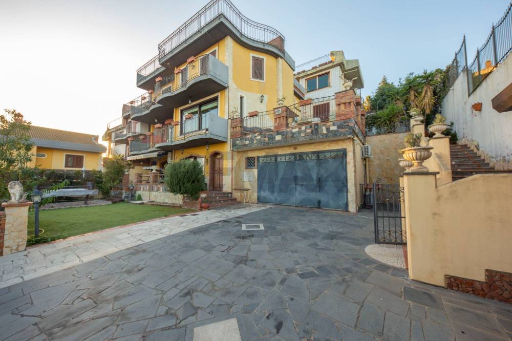 casa indipendente in vendita ad Aci Catena in zona Vampolieri
