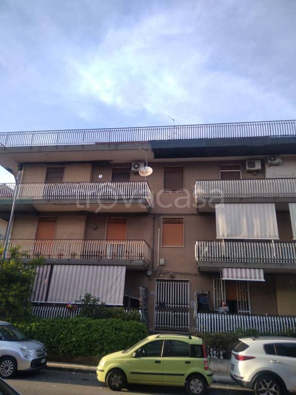 appartamento in vendita ad Aci Catena in zona Aci San Filippo