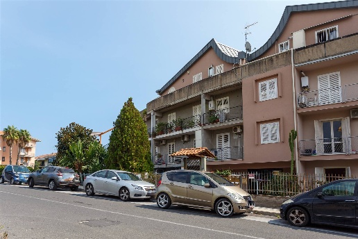 appartamento in vendita ad Aci Catena in zona Vampolieri