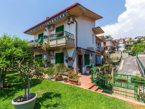 casa indipendente in vendita ad Aci Catena