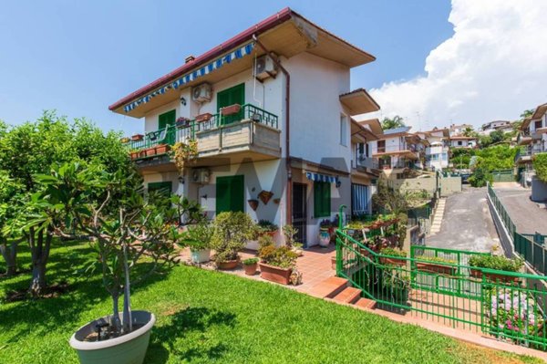 casa indipendente in vendita ad Aci Catena