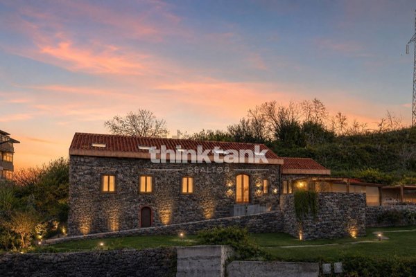 casa indipendente in vendita ad Aci Catena