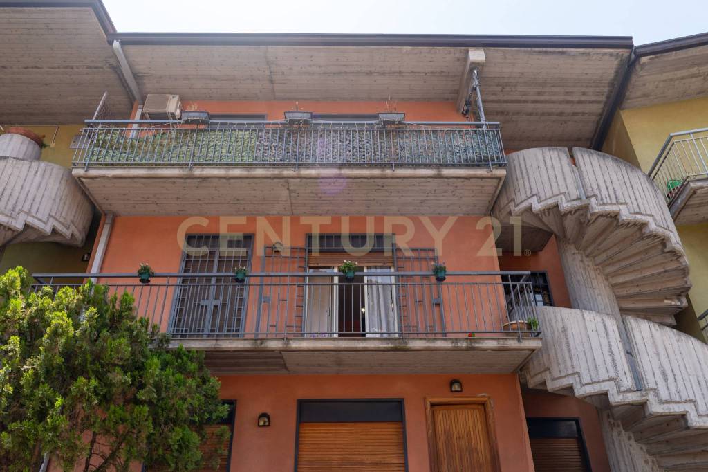appartamento in vendita ad Aci Catena in zona Aci San Filippo