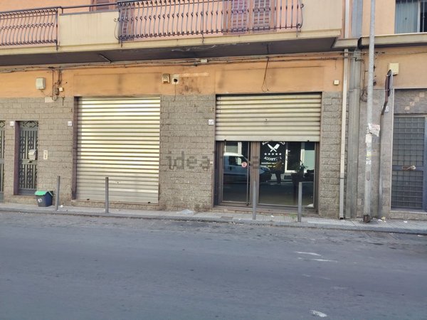 negozio in vendita ad Aci Catena in zona Aci San Filippo