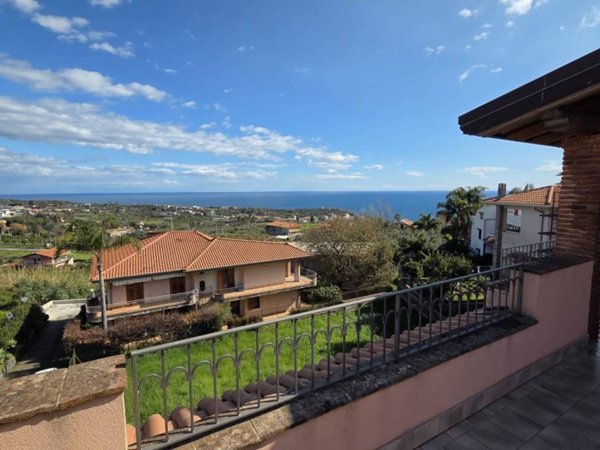 casa indipendente in vendita ad Aci Catena in zona Vampolieri