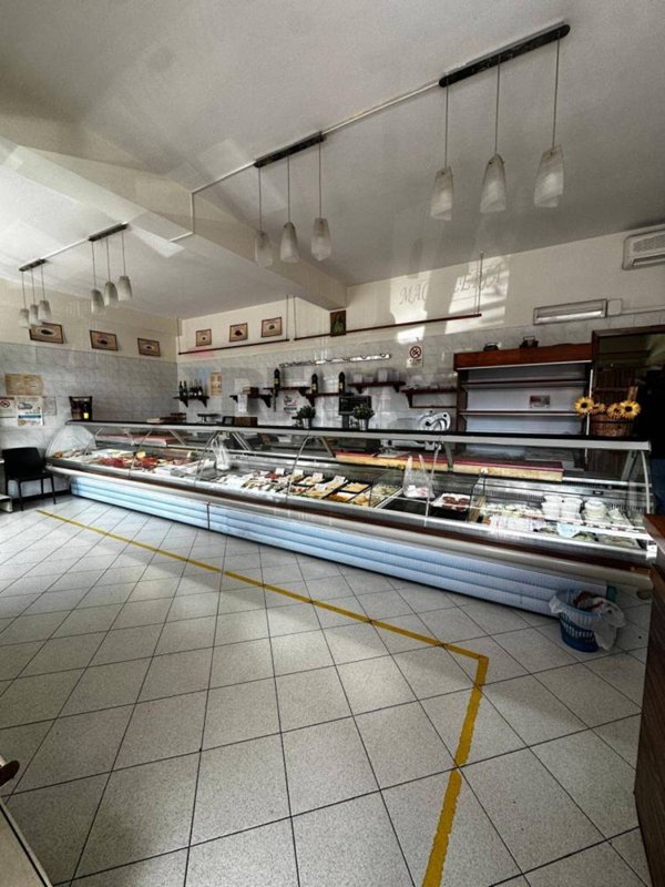 negozio in vendita ad Aci Catena in zona San Nicolò