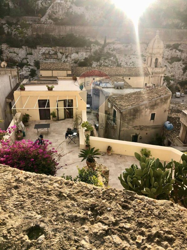 casa indipendente in vendita ad Aci Catena in zona Vampolieri