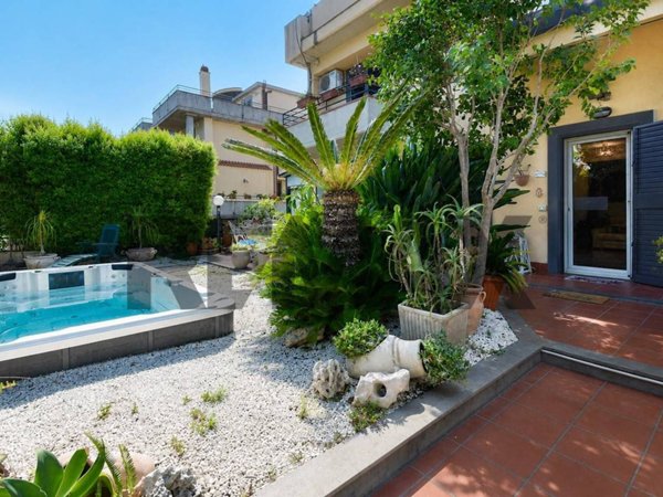 casa indipendente in vendita ad Aci Catena in zona Vampolieri