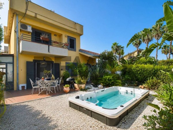 casa indipendente in vendita ad Aci Catena in zona Vampolieri