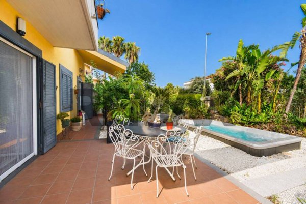 casa indipendente in vendita ad Aci Catena in zona Vampolieri