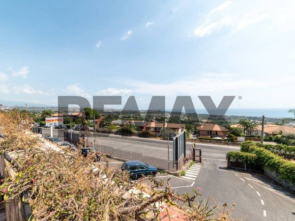 appartamento in vendita ad Aci Catena in zona Vampolieri