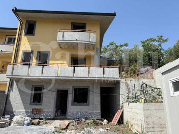 casa indipendente in vendita ad Aci Catena in zona Vampolieri