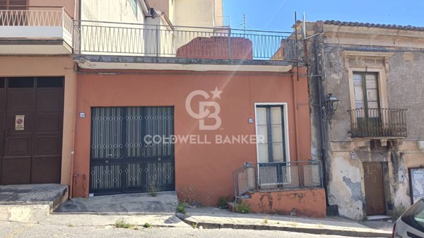 casa indipendente in vendita ad Aci Catena