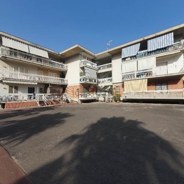 appartamento in vendita ad Aci Catena in zona Vampolieri