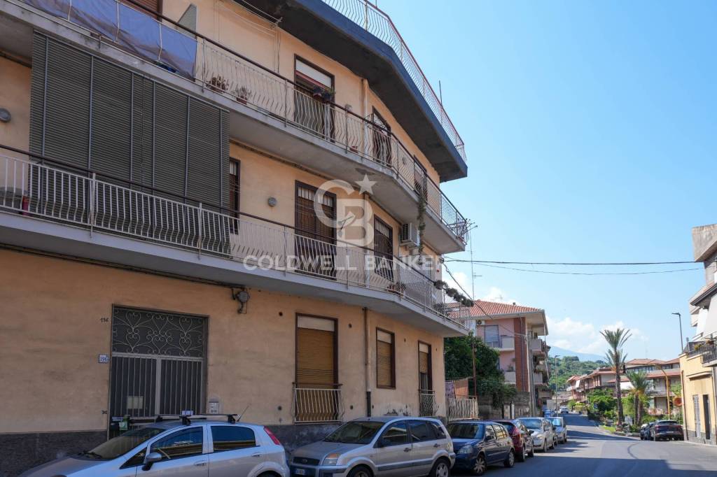 appartamento in vendita ad Aci Catena in zona Aci San Filippo
