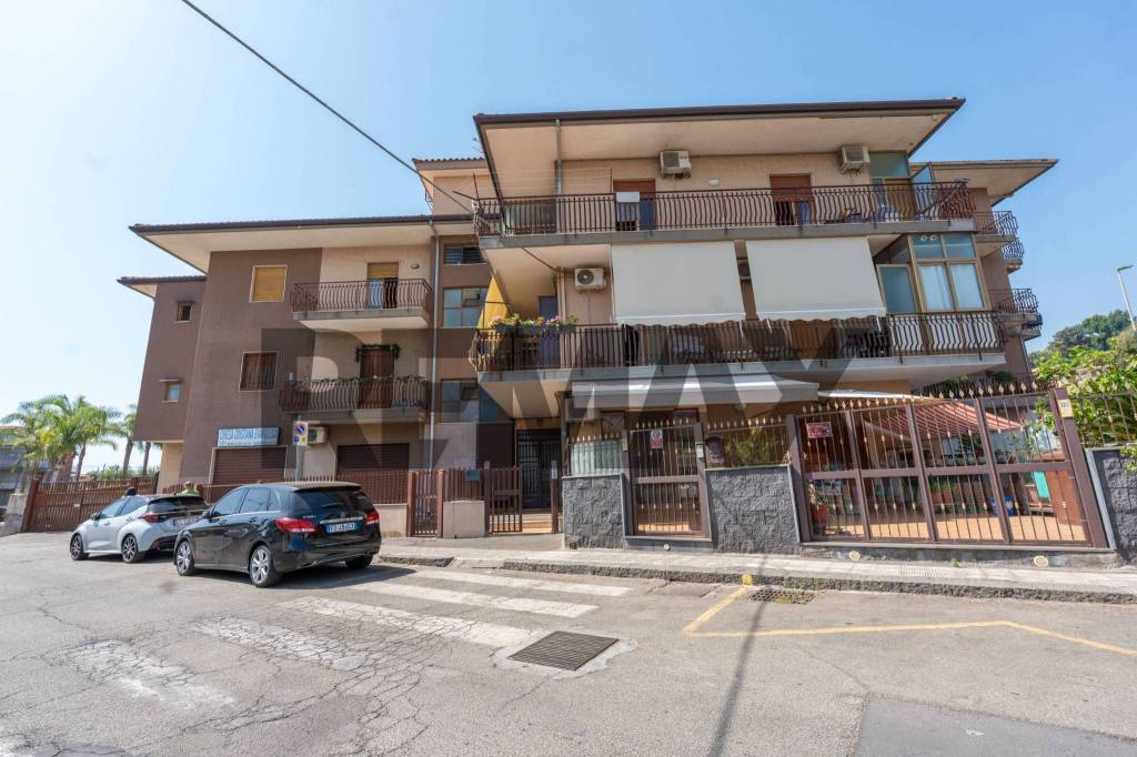 appartamento in vendita ad Aci Catena in zona Aci San Filippo