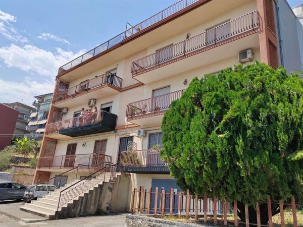 appartamento in vendita ad Aci Catena in zona Aci San Filippo