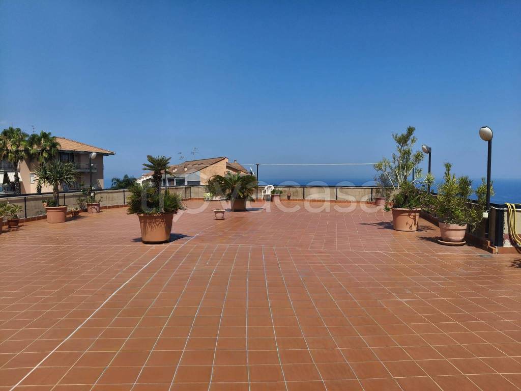 appartamento in vendita ad Aci Catena in zona Vampolieri