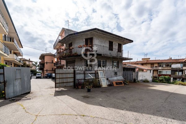 locale commerciale in vendita ad Aci Catena in zona Aci San Filippo