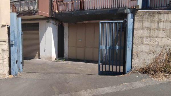 box auto in vendita ad Aci Catena in zona Aci San Filippo