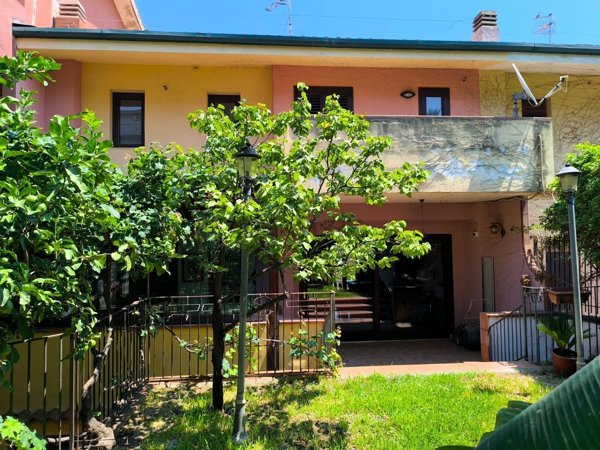 casa indipendente in vendita ad Aci Catena in zona Vampolieri