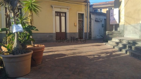 box auto in vendita ad Aci Catena in zona San Nicolò