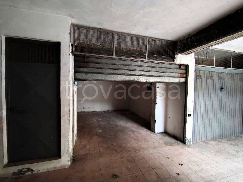 box auto in vendita ad Aci Catena in zona Aci San Filippo