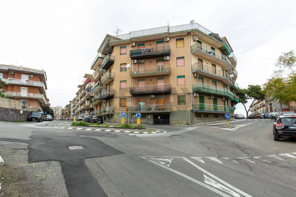 appartamento in vendita ad Aci Catena in zona Aci San Filippo