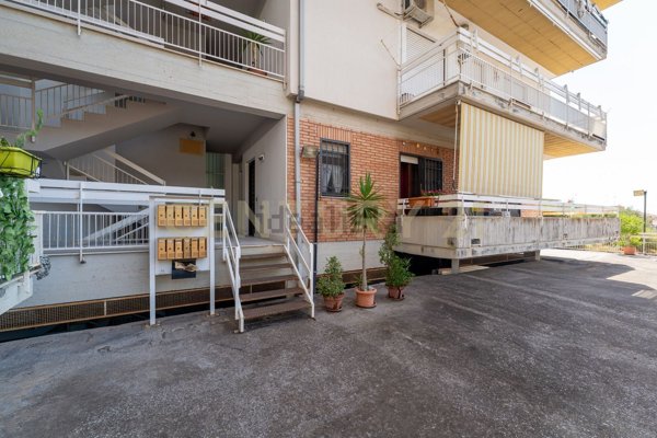 appartamento in vendita ad Aci Catena in zona Vampolieri