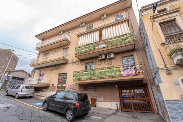 appartamento in vendita ad Aci Catena