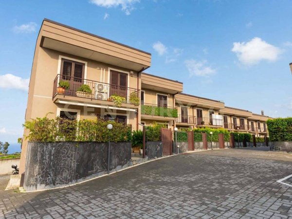 casa indipendente in vendita ad Aci Catena