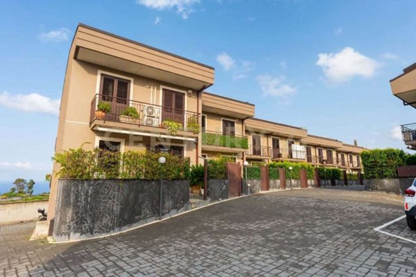 casa indipendente in vendita ad Aci Catena in zona San Nicolò