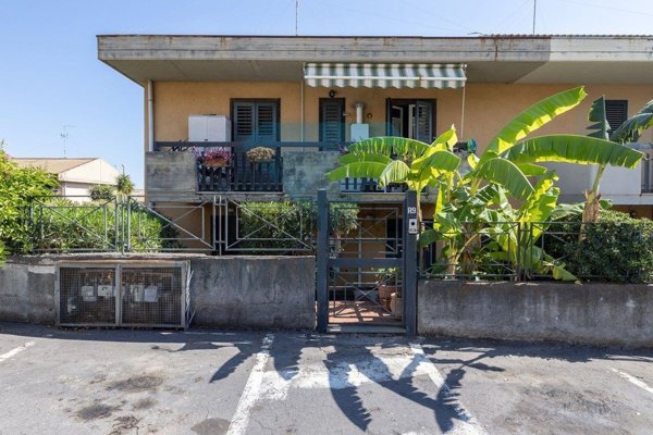appartamento in vendita ad Aci Catena in zona Vampolieri