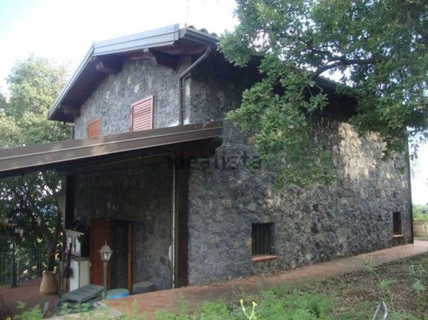pentavano in vendita ad Acireale in zona Stazzo