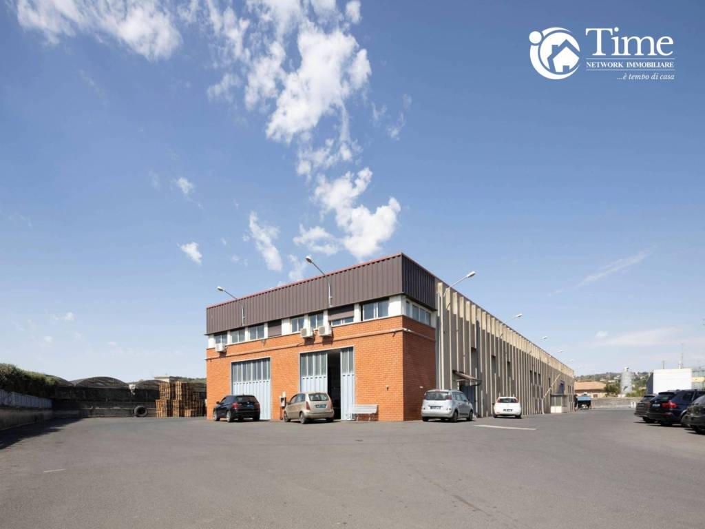 locale commerciale in vendita ad Acireale in zona Santa Caterina