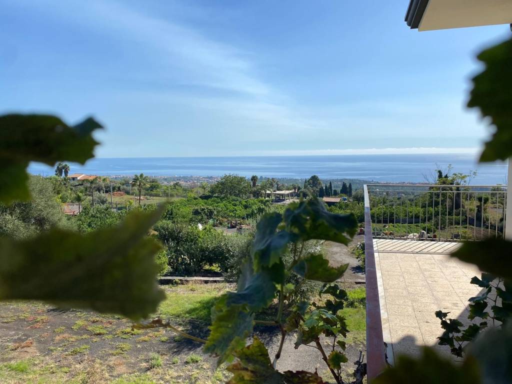intera palazzina in vendita ad Acireale in zona Mangano