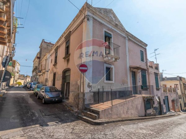 casa indipendente in vendita ad Acireale in zona Centro Storico
