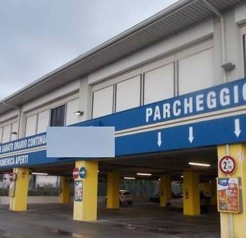 negozio in vendita ad Acireale in zona Pennisi