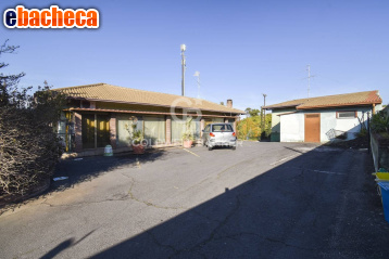 locale commerciale in vendita ad Acireale
