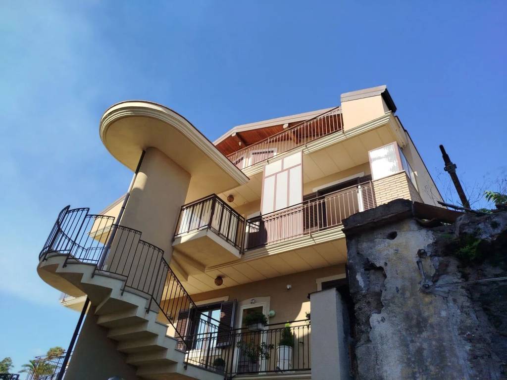appartamento in vendita ad Acireale in zona Pennisi