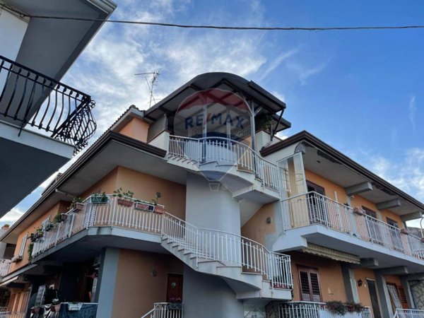 appartamento in vendita ad Acireale in zona Stazzo
