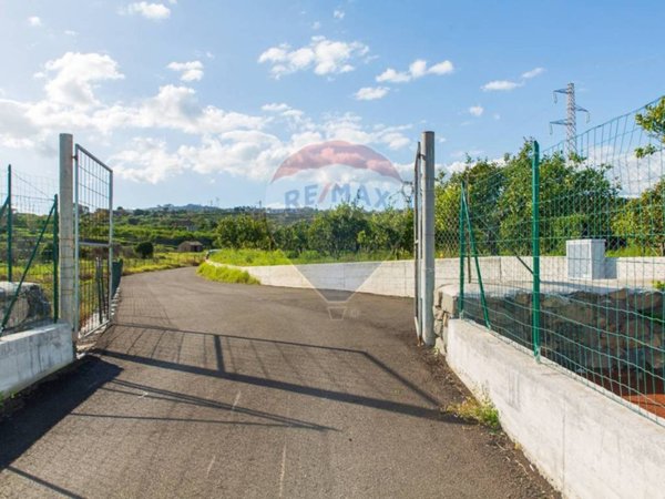 terreno agricolo in vendita ad Acireale in zona Aci Platani