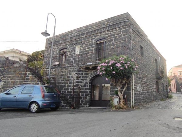 intera palazzina in vendita ad Acireale in zona Santa Tecla