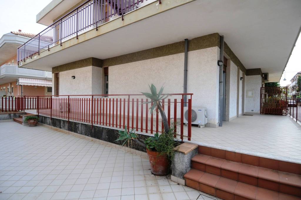 appartamento in vendita ad Acireale in zona Stazzo