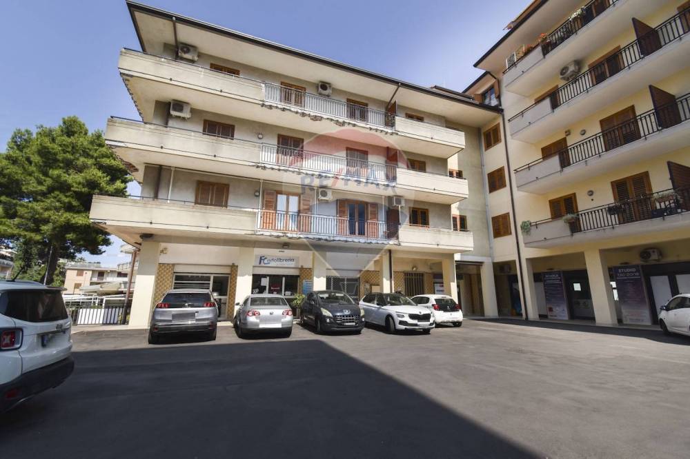 locale commerciale in vendita ad Acireale