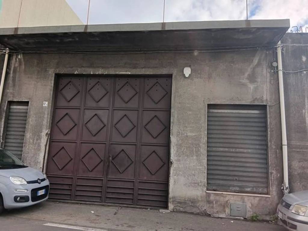negozio in vendita ad Acireale in zona Stazzo